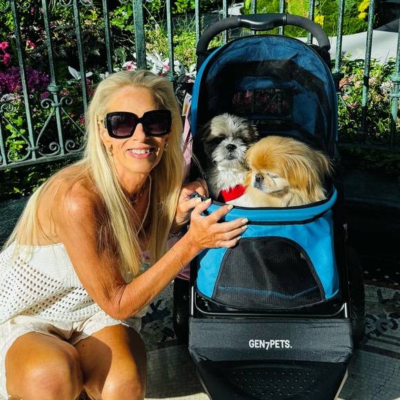 Meet your Posher, Christine. Lover of Brands, ALL things T&Co. & clothing! - Picture 11 of 16